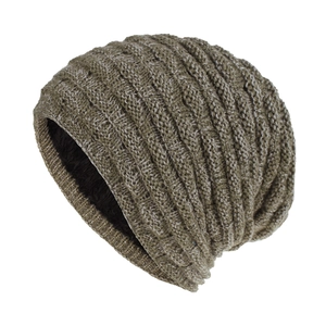 Détail du bonnet en maille marron avec doublure en polaire épaisse et texture côtelée