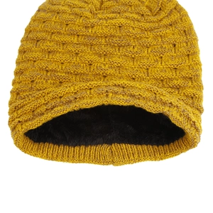 Détail du bonnet en tricot avec texture jaune moutarde et doublure chaude en polaire noire