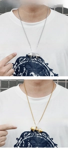 Details von Hantelanhängern in Gold und Silber mit Kristallen an einer Kordelkette