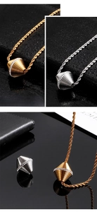 Detailaufnahme von Hantelanhängern in Gold und Silber mit Zirkonia-Einlagen für Herren