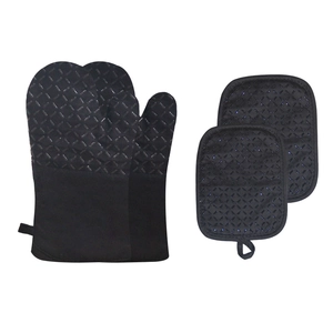 Detail showing non-slip silicone texture on black oven mitts and pot holder set