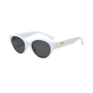 Retro witte cateye zonnebril met donkere glazen en gouden metalen accenten op de poot