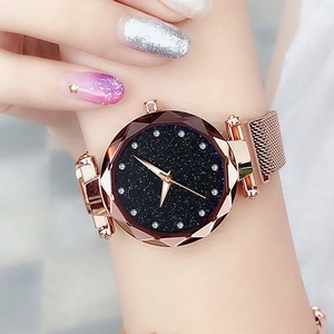 Élégante montre ciel étoilé en or rose avec bracelet magnétique en maille au poignet