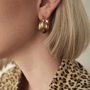 Minimalistische 18K vergoldete massive Messing-Creolen an einem Modell für eleganten Stil