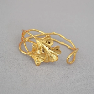 Künstlerisches goldenes Ginkgoblatt-Armband mit gebürsteter Textur im Vintage-Design