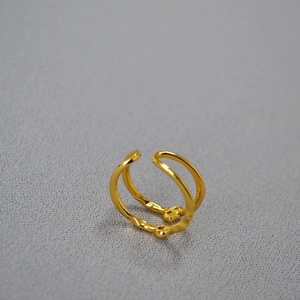Anello a doppio strato in ottone placcato oro con texture martellata e design aperto