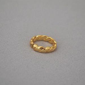 Eleganter vergoldeter Messingring mit gedrehter Textur und offenem Design für Damen