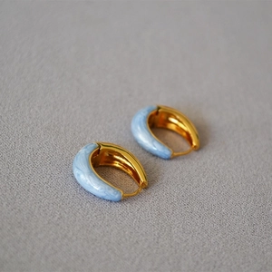 Orecchini a cerchio in ottone placcato oro con trama elegante in smalto blu marmo