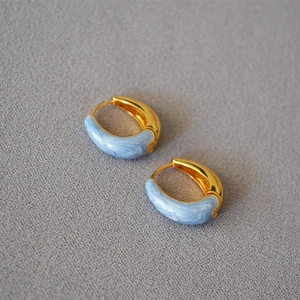 Orecchini a cerchio in ottone dorato con finitura in smalto marmorizzato blu
