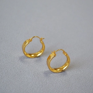 Elegante vergoldete Creolen aus Messing mit einem minimalistisch polierten Metallfinish