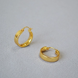Poliierte breite Gold-Creolen für Damen mit minimalistischem Metall-Spiegeleffekt