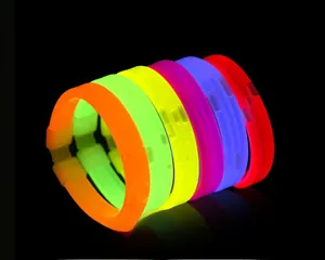 Nahaufnahme leuchtender 6-Farben-Knicklichter mit Verbindungsstücken auf schwarzem Grund