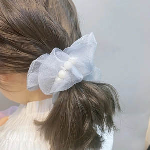Hellblauer Organza-Haargummi mit weißen Perlen in einer weichen Haarstyling-Ansicht
