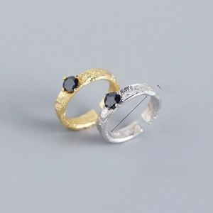 Detailed view of adjustable S925 silver ring with hammer texture and black zircon stone