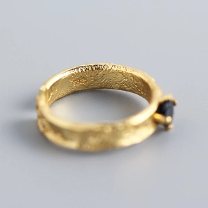S925 sterling silver gold ring with black zircon stone and unique foil texture