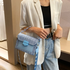 Borsa a tracolla in tweed celeste con tracolla a margherite e manico a catena su modella