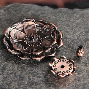 Vue détaillée du brûleur d'encens lotus rétro avec pétales en bronze antique superposés