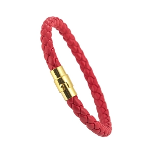 Geflochtenes rotes Lederarmband für Damen mit elegantem goldenem Metallverschluss