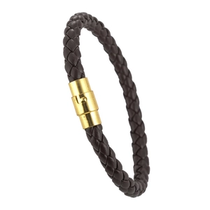 Detail eines dunkelbraunen geflochtenen Lederarmbands mit goldenem Magnetverschluss
