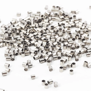 Makroaufnahme kleiner silberner Metall-Quetschperlen für DIY-Schmuck und Ketten