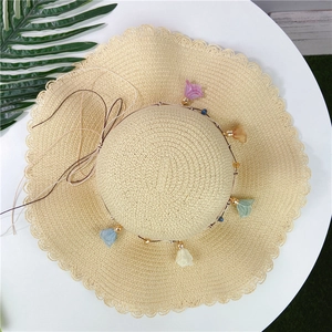 Sommer-Stroh-Sonnenhut mit Spitzenblume Wellenrand und buntem Quasten-Detail