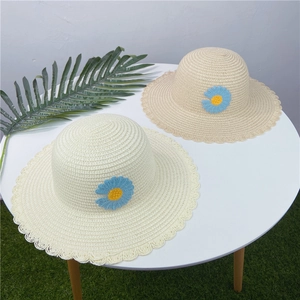 Chapeaux de paille avec fleurs de marguerite et bords ondulés pour femmes et enfants