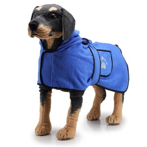 Dettaglio dell'accappatoio blu assorbente per animali con cappuccio e cintura