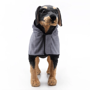 Dettaglio accappatoio assorbente in microfibra grigio scuro con cappuccio per cani grandi