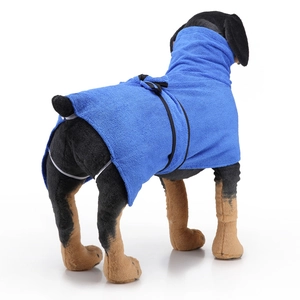 Dettaglio dell'accappatoio blu per cani con cintura e cinturini sul modello canino