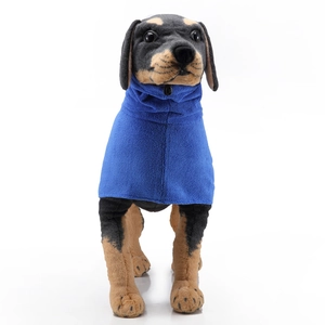 Dettaglio dell'accappatoio blu per cani in microfibra con trama assorbente per animali
