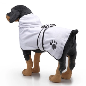 Accappatoio assorbente bianco per animali con bordo nero e dettaglio zampa sul retro