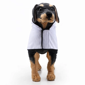 Dettaglio dell'accappatoio bianco assorbente in microfibra per cani su un modello con bordo