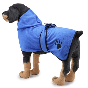 Dettaglio dell'accappatoio blu per animali con cappuccio e motivo a zampa