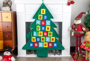 Dettaglio calendario avvento in feltro ad albero con tasche numerate e decorazioni