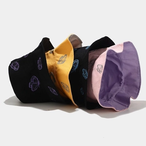 Détail de bobs papillon empilés montrant les coutures et le tissu en coton de qualité