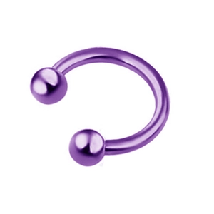 Dettaglio del piercing a ferro di cavallo viola in acciaio inossidabile con sfere