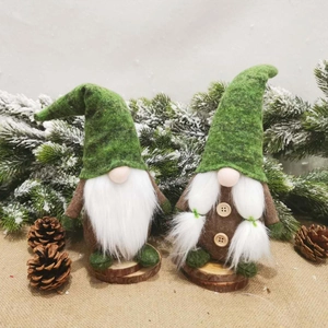 Gnomi della foresta verdi con barbe bianche su basi di legno e sfondo di pini innevati