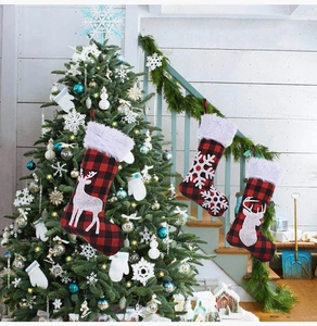 Détail de chaussettes de Noël à carreaux rouges et noirs avec bordure en fausse fourrure