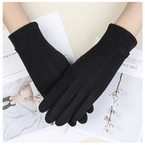 Gants d'hiver thermiques noirs avec triple couture sur un fond de magazine élégant