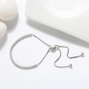 Vista detallada de la pulsera de tenis plateada ajustable con brillantes piedras de circón