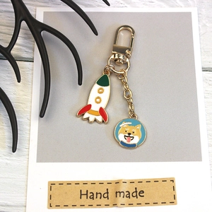 Creative Shibainu Astronaut Keychain with Rocket Charm and Enameled Metal Drip Finish