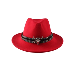 Roter Wollfilzhut Fedora mit Ethno-Band und Metall-Stierkopf auf weißem Hintergrund