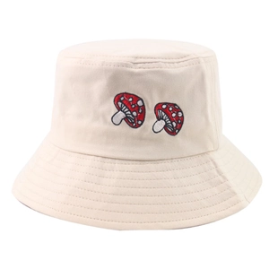 Détail de la broderie de champignon et coutures sur le chapeau bob en coton blanc cassé