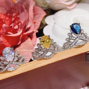 Victoria style crown rings with pear-cut white, yellow and blue stones in 18K gold plating