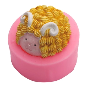 Moule en silicone mouton 3D pour fondant, plâtre et bougies sur fond blanc pur