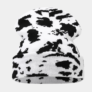 Berretto in maglia spessa con motivo mucca bianco e nero per uomo e donna