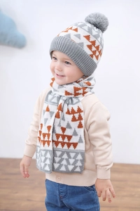 Détail de l'ensemble bonnet et écharpe pour enfants avec pompon gris et motifs géométriques