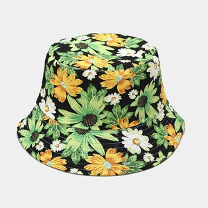 Détail d'un chapeau bob noir avec motif marguerites jaunes et coutures de précision