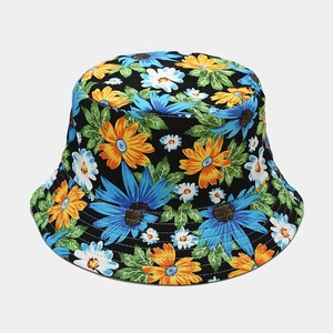 Détails de couture sur le chapeau bob noir avec imprimé floral de tournesols colorés