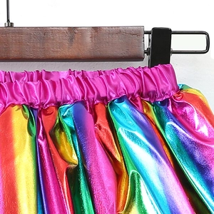 Gonna tutu arcobaleno per bambine con stampa dorata ed elastico in vita su gruccia